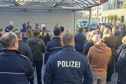 Schutz und Schild in dunklen Ecken - Gedenkstunde der Kreispolizeibeh&ouml;rde