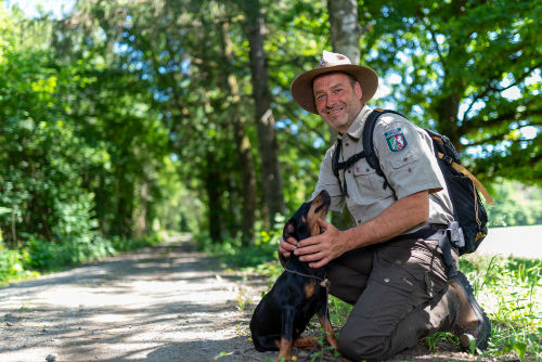 Ranger mit Hündin (Copyright: Michael Bahr / Touristikverband Siegerland-Wittgenstein e.V.)